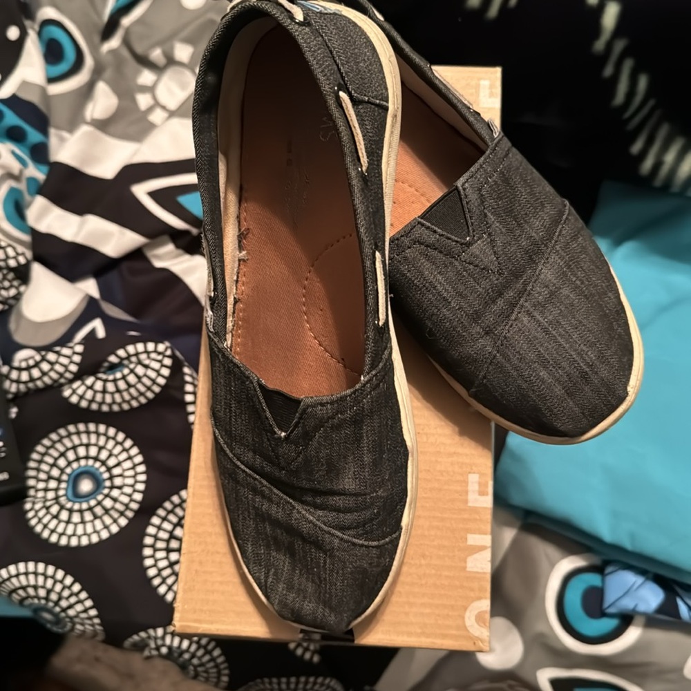 Toms youth 5 but will fit an adult women’s 7